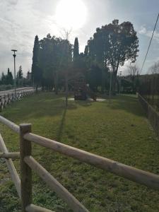 A garden outside B&B Solstizio d'estate
