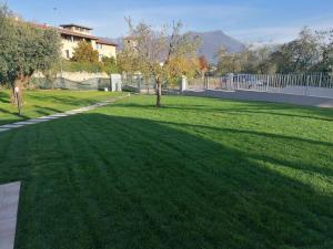 A garden outside B&B Solstizio d'estate