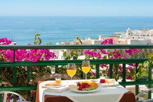 a table with plates of food and glasses of wine at Cerro Mar Atlantico & Cerro Mar Garden in Albufeira