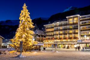 グリンデルワルトにあるHotel Kreuz & Post Grindelwaldの建物前のクリスマスツリー