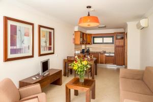 a living room with a vase of flowers on a table at Cerro Mar Atlantico & Cerro Mar Garden in Albufeira