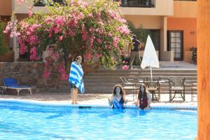 Bazén v ubytování Tripui Hotel nebo v jeho okolí