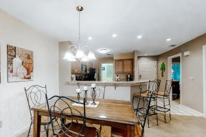 eine Küche und ein Esszimmer mit einem Holztisch und Stühlen in der Unterkunft Colonnade Club 152 in Hilton Head Island
