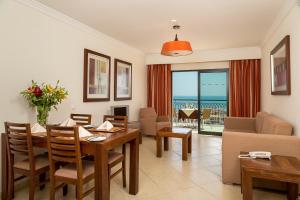 a living room with a table and a dining room at Cerro Mar Atlantico & Cerro Mar Garden in Albufeira