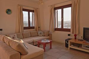 Televízia a/alebo spoločenská miestnosť v ubytovaní dreamvillas-crete - villa Helios - villa Thalassa