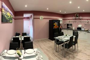 a kitchen and dining room with a table and chairs at Pension Hammrich in Neudörfl