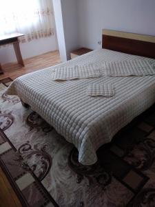 A bed or beds in a room at Апартамент Алекс
