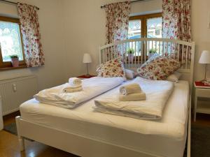 ein Schlafzimmer mit einem Bett mit zwei Handtüchern darauf in der Unterkunft Ferienwohnung Magdalena - ruhig, zentral, schöne Sonnenterrasse in Schliersee