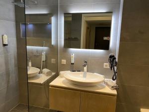 a bathroom with two sinks and a mirror at Apartment BERGliebe - schnuckelig, ruhige und zentrale Lage in Schliersee