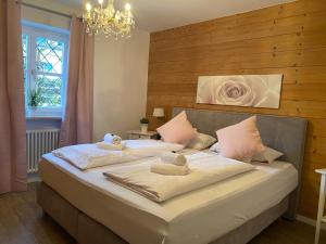 a bedroom with a large bed with towels on it at Apartmenthaus Der Johanneshof - tolle Lage nah am See in Schliersee