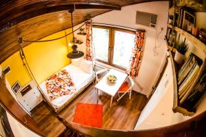 uma vista superior de um quarto com uma cama e uma janela em Off Vitosha Blvd Designer Studio em Sófia