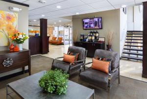 a waiting room with two chairs and a table at Aspen Select in Rochester