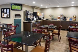 ein Restaurant mit Tischen und Stühlen und eine Bar in der Unterkunft Aspen Select in Rochester