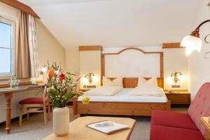 Llit o llits en una habitació de Hotel zur Post