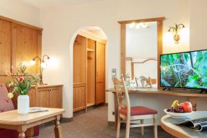 TV a/nebo společenská místnost v ubytování Hotel zur Post