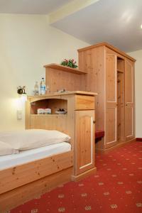 Postel nebo postele na pokoji v ubytování Hotel zur Post