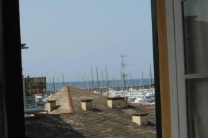desde la ventana de un puerto deportivo con barcos en Mare nostrum apartment en Lavagna