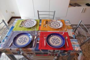 una mesa con cuatro platos encima en Mare nostrum apartment en Lavagna