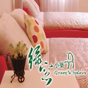 Habitación con 1 cama con mesa y sidra de mesa en Green Window Homestay綠窗小築天安居民宿, en Hualien City