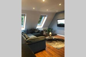 Ruang duduk di Struan Coach house in gated residence