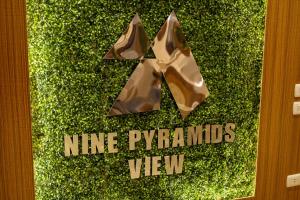 En logo, et sertifikat eller et firmaskilt på Nine Pyramids View Hotel