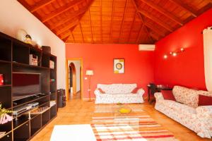 エル・パソにあるVilla Tamancaの赤い壁と白い家具が備わるリビングルーム