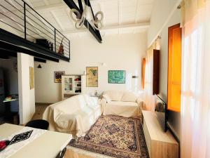 sala de estar con 2 sillas y alfombra en San Domenico 66, en Cagliari