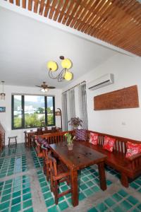 a dining room with a wooden table and chairs at Mandheling B&B in Ji'an