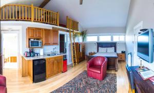 Kuchyň nebo kuchyňský kout v ubytování Birds of a Feather Victoria Oceanfront Studio Suites
