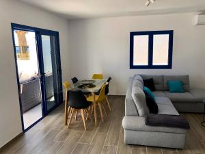 SEA FRONT Apartamento frente al mar في بلايا هوندا: غرفة معيشة مع أريكة وطاولة