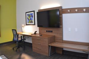TV a/nebo společenská místnost v ubytování Holiday Inn Express Seguin by IHG