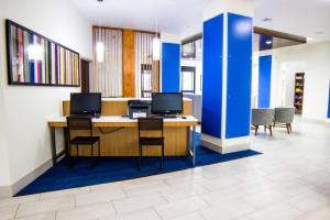 TV a/nebo společenská místnost v ubytování Holiday Inn Express Seguin by IHG