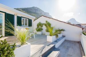a house with a balcony with plants on it at Attico panoramico Sorrento in Meta
