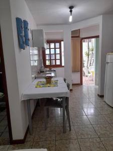 cocina con mesa blanca en una habitación en Pousada Baleia Franca Canasvieiras, en Florianópolis