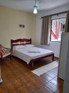 1 dormitorio con cama y ventana en Pousada Baleia Franca Canasvieiras en Florianópolis