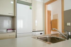 Η κουζίνα ή μικρή κουζίνα στο Apartamento Tarter Parc 1 habitación +30 φωτογραφίες