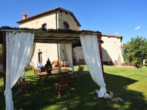 een tuinhuisje met een tafel en stoelen in de tuin bij Splendid Holiday Home in Rignano Sull Arno FI with Garden in San Cristoforo a Perticaia