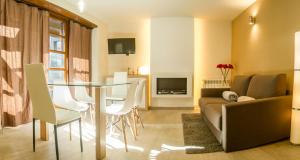 a living room with a glass table and a couch at Apartamento Refugi d'Incles 6 personas in Canillo