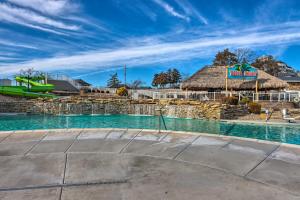 Poolen vid eller i närheten av Margaritaville Resort Retreat with Hot Tub and Deck
