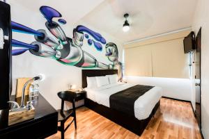 Postel nebo postele na pokoji v ubytování Hi Hotel Impala Queretaro