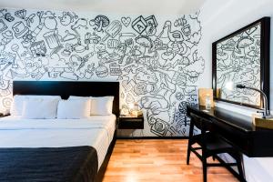 Postel nebo postele na pokoji v ubytování Hi Hotel Impala Queretaro