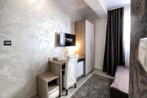 Televiisor ja/või meelelahutuskeskus majutusasutuses Garnet Hotel & Event Centar