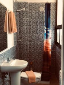y baño con lavabo, aseo y ducha. en Casa Mar Azul en Arinaga