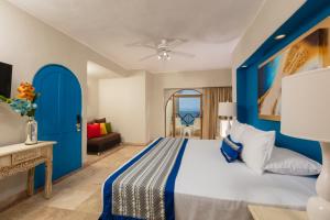 Postel nebo postele na pokoji v ubytování Blue Chairs Beachfront Resort Puerto Vallarta - Adults Only