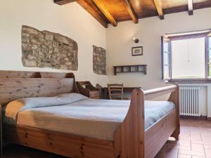 1 dormitorio con cama de madera y mesa en Belvilla by OYO Aia, en Castellarano