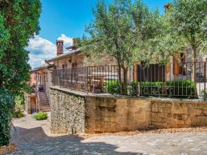 une maison avec un mur en pierre et une clôture dans l'établissement Belvilla by OYO Aia, à Castellarano