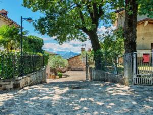 eine Auffahrt mit einem Baum und einem Zaun in der Unterkunft Belvilla by OYO Aia in Castellarano