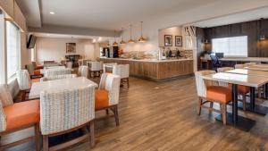 尤里卡的住宿－貝斯維斯特星海假日酒店，一间带桌椅和柜台的餐厅