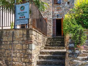 una señal frente a un edificio con escaleras en Belvilla by OYO Nord, en Castellarano