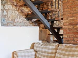 una camera con divano e muro di mattoni di Belvilla by OYO Nord a Castellarano